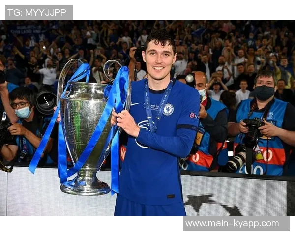 菲尔琼斯认为切尔西需再引进一两名球员才能争夺冠军 菲尔琼斯认为切尔西需再引进一两名球员才能争夺冠军