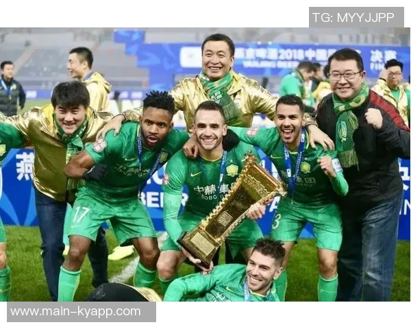 北看台球迷用手电筒拼出冠军奖杯形状为国安加油助威亚冠二国安战麦克阿瑟